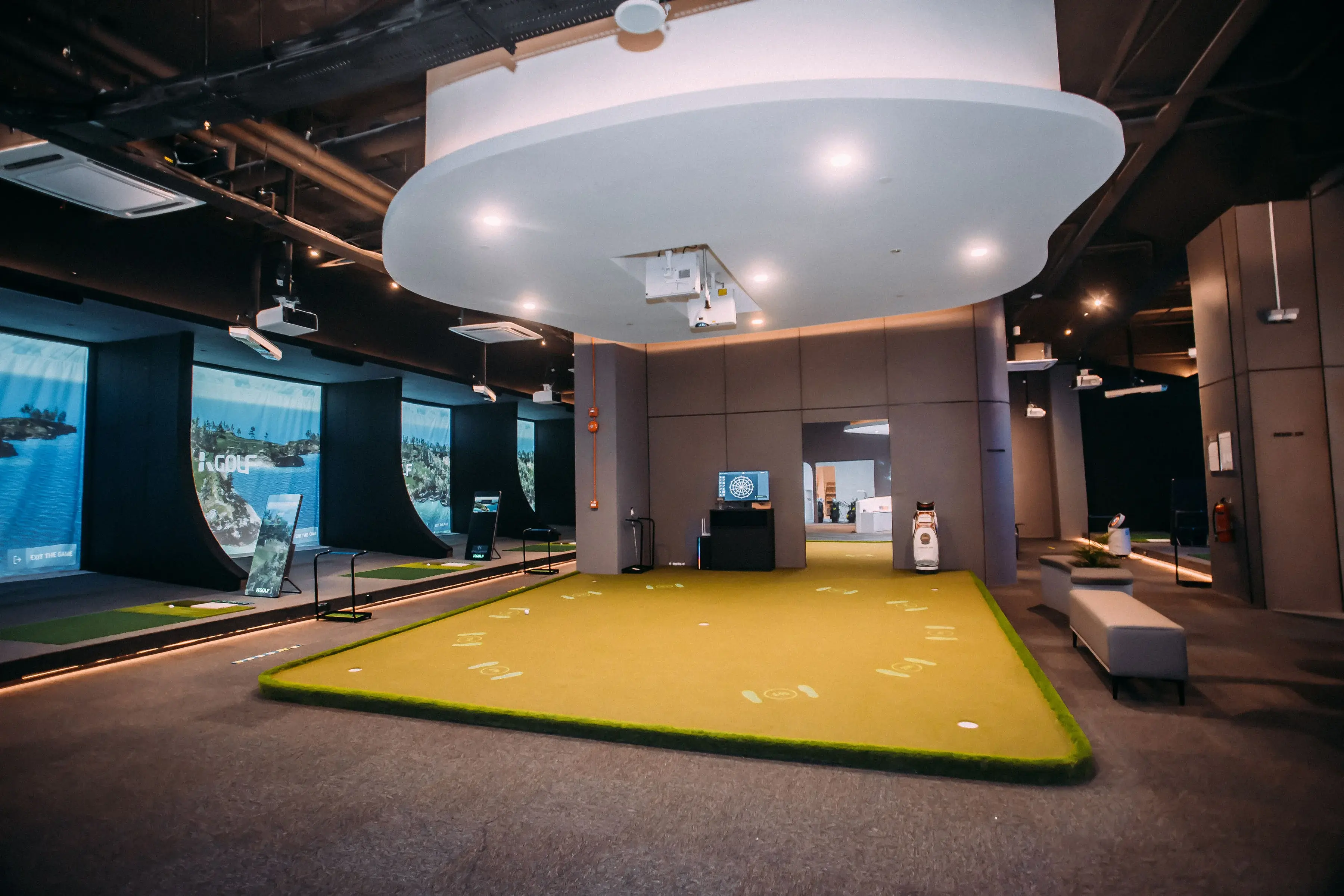 KGOLFシミュレーターとパッティング練習エリアを備えたインドアゴルフアカデミー