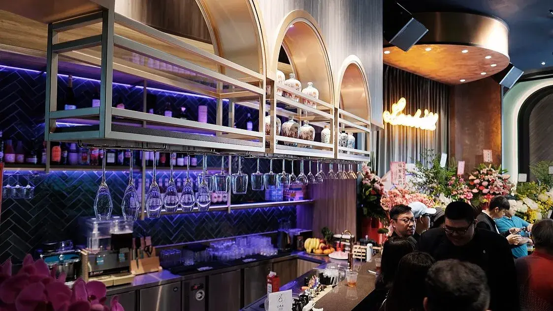 Premium lifestyle at KGOLF: Luxury restaurant interior and social dining experience with indoor golf