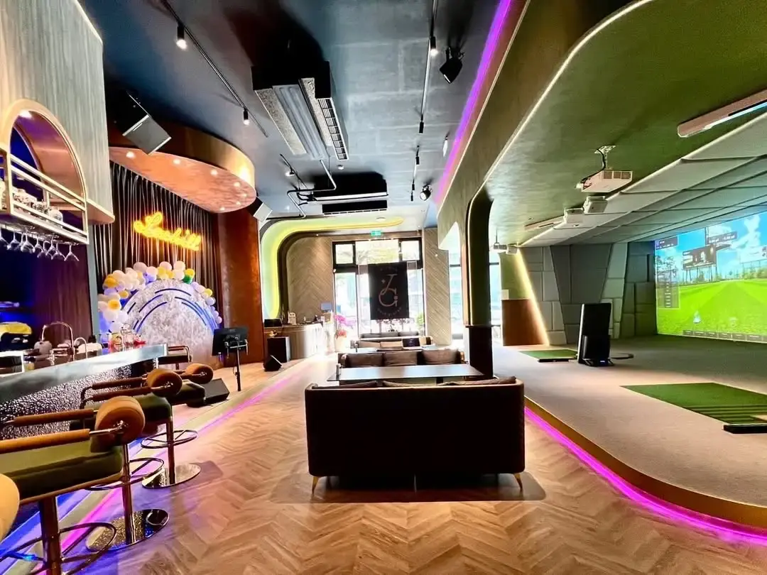 Large Screen Golf Center