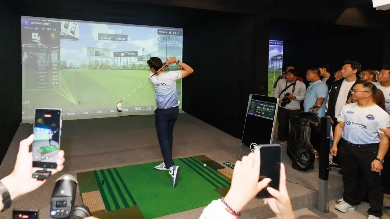 KGOLF indoor golf simulator demonstration event with guests