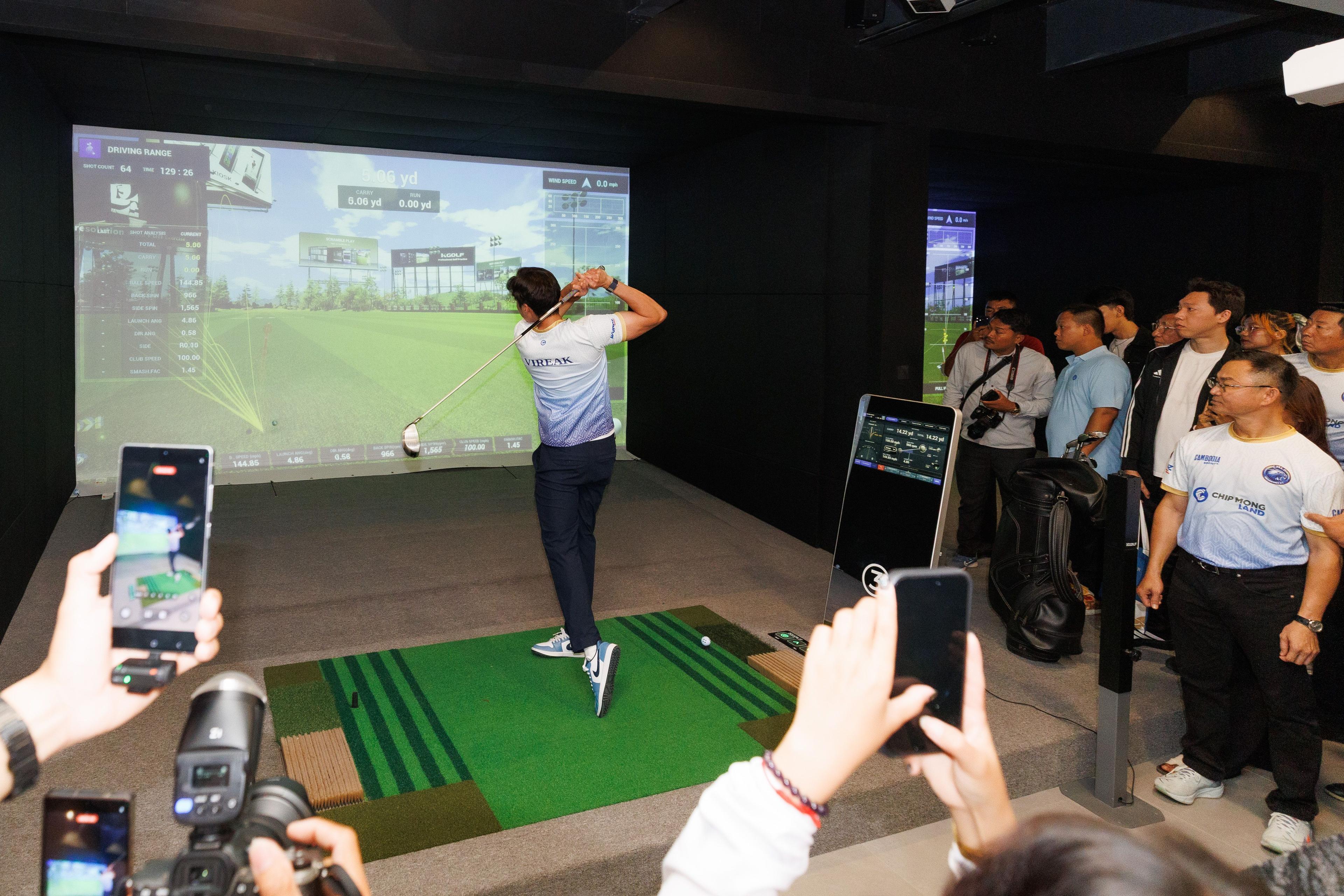 Guests watched a live K-GOLF demonstration during the opening event.