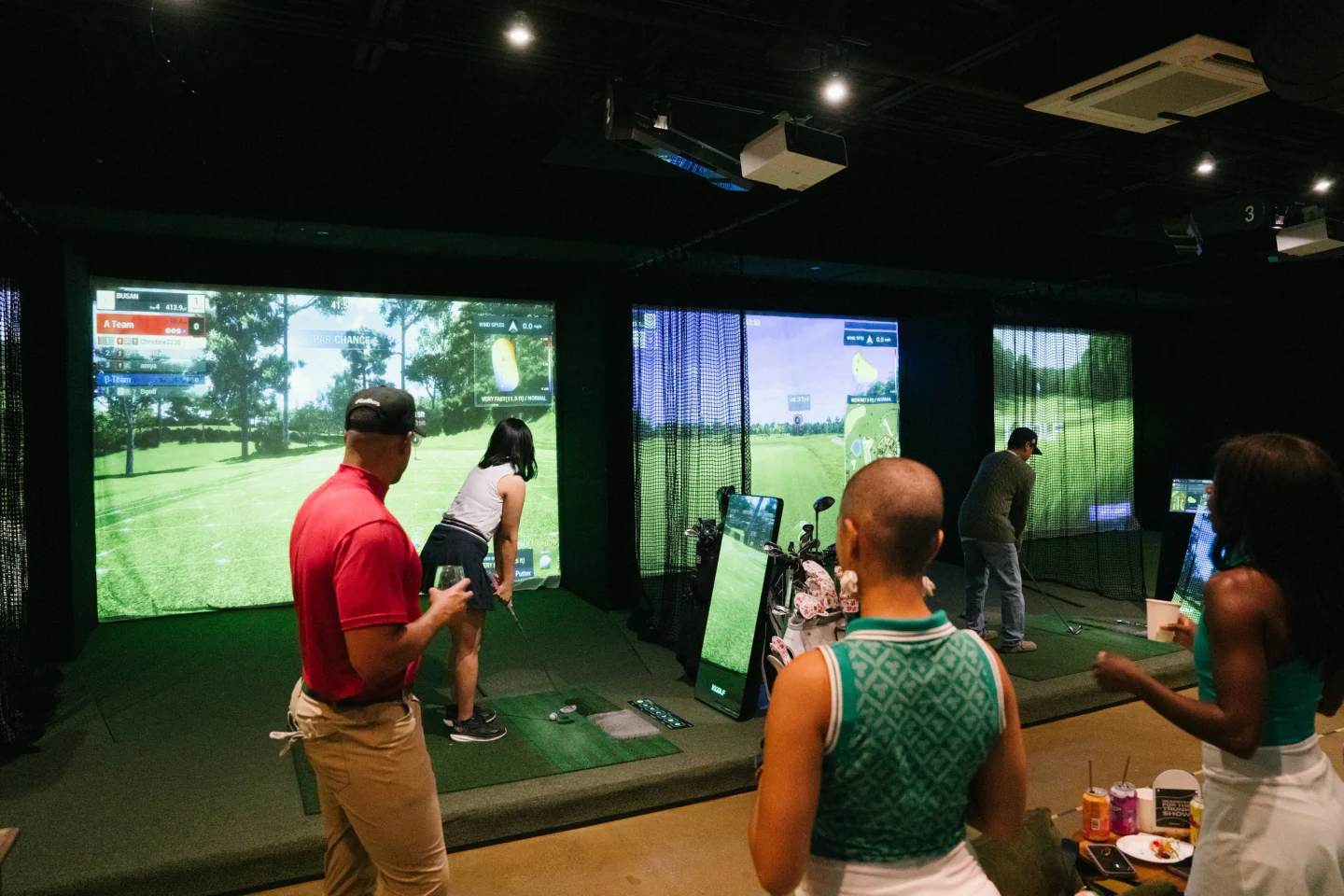 米国のBirdies & LattesでKGOLFインドアゴルフシミュレーターを楽しむお客様