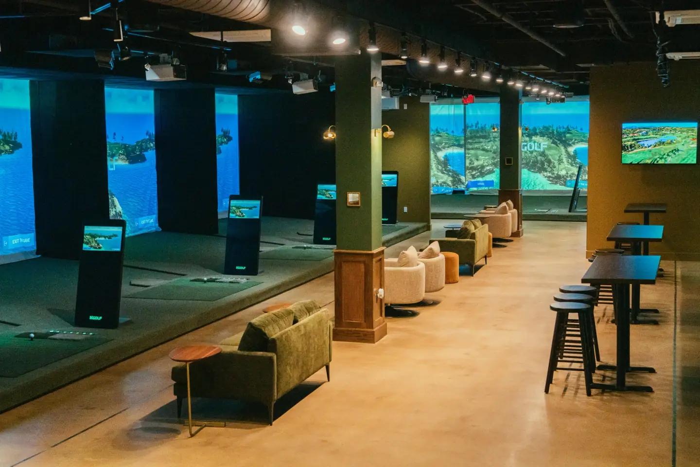 複数のシミュレーター打席と無人キオスクを備えたKGOLFインドアゴルフ店舗
